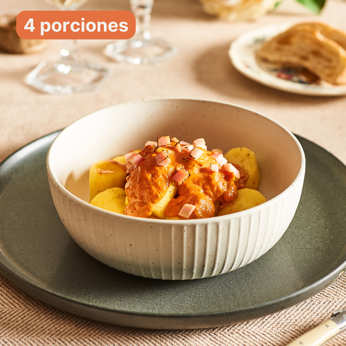 Ñoquis de sémola con salsa rosada y jamón