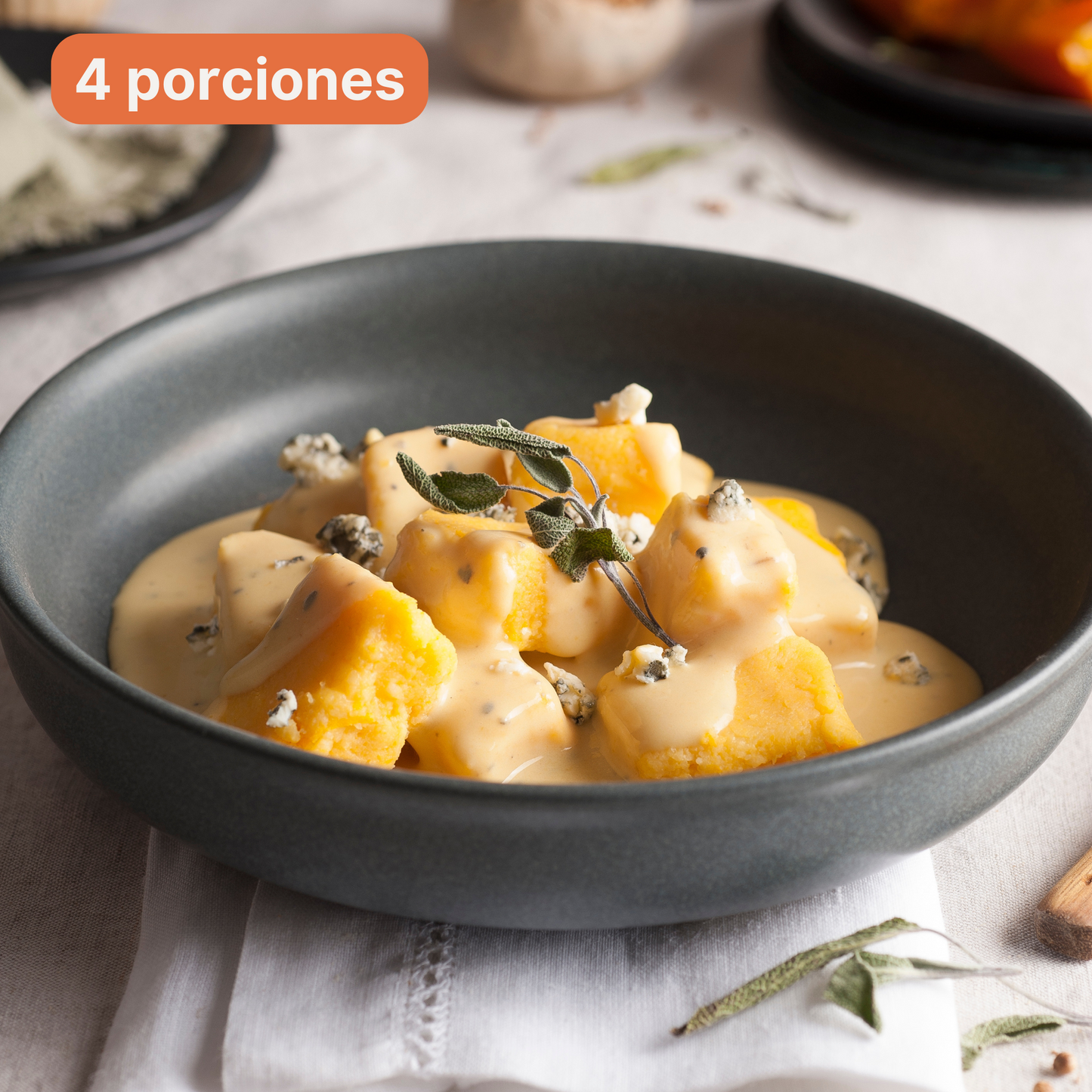 Ñoquis de sémola con salsa de zapallo y queso azul