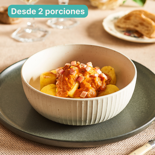 Ñoquis de sémola con salsa rosada y jamón