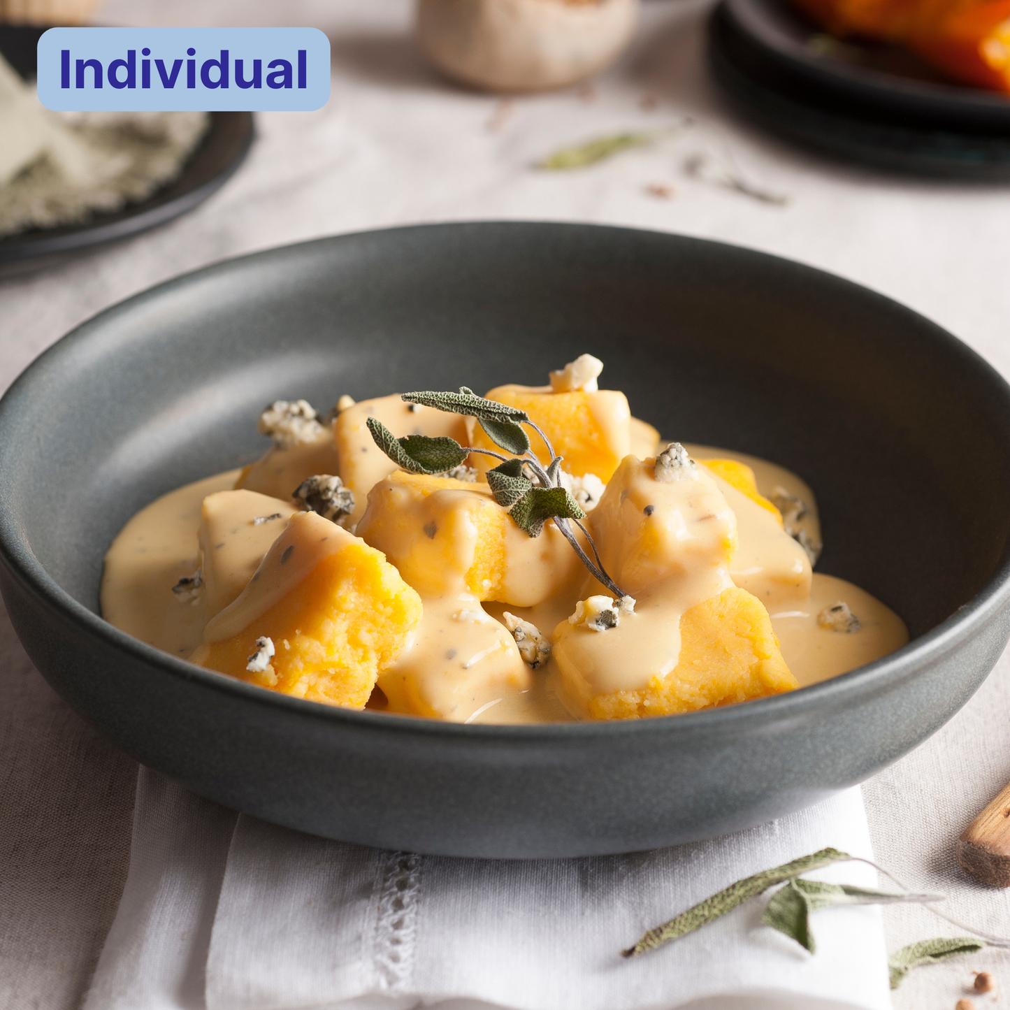 Ñoquis de sémola con salsa de zapallo y queso azul