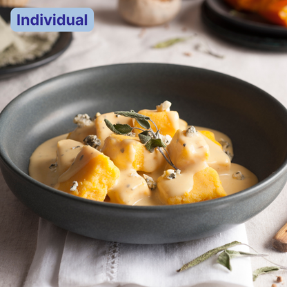 Ñoquis de sémola con salsa de zapallo y queso azul